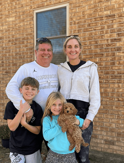 Familia feliz con Buddy