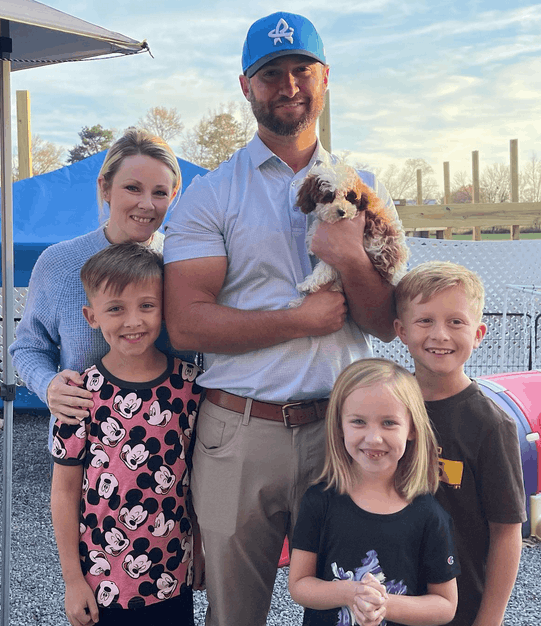 Familia feliz con Toby