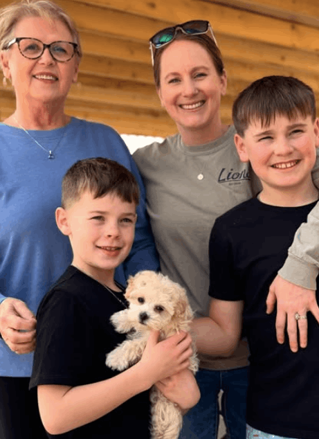 Familia feliz con Canela